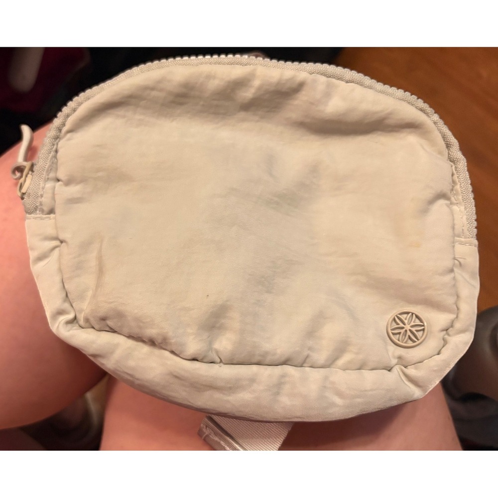 Gaiam Belt Bag Women OS Gray Good Nylon Adjustable Strap Activewear Fanny Pack